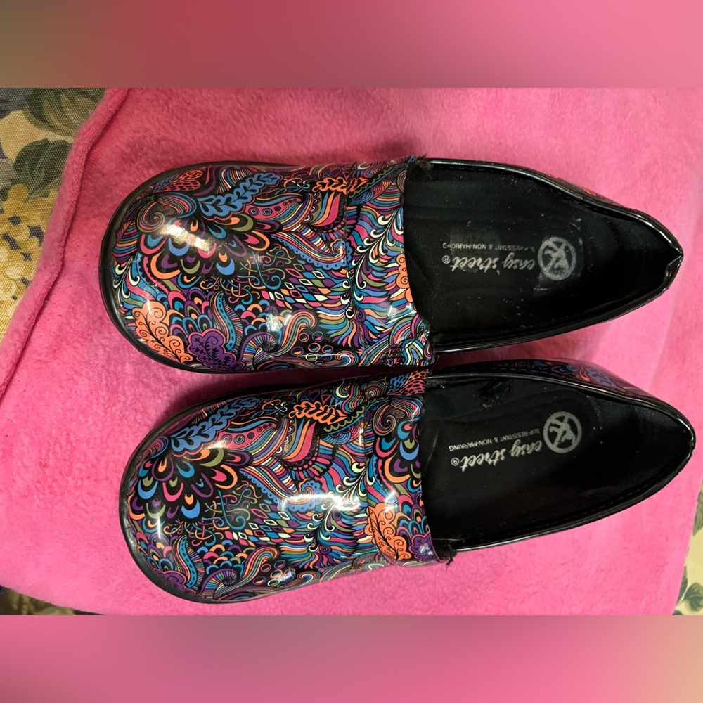 Easy Street Women's Vibrant Patterned Clogs - Picture 3 of 5